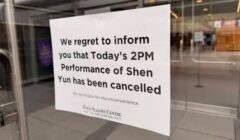 Sebuah tanda terpasang di pintu depan Four Seasons Performing Arts Center pada 29 Maret 2026, menjelang pertunjukan ketiga Shen Yun yang dijadwalkan di Toronto. (Cynthia Sun/Pusat Informasi Falun Dafa)