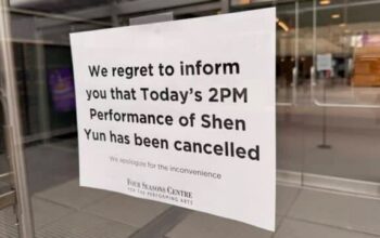 Sebuah tanda terpasang di pintu depan Four Seasons Performing Arts Center pada 29 Maret 2026, menjelang pertunjukan ketiga Shen Yun yang dijadwalkan di Toronto. (Cynthia Sun/Pusat Informasi Falun Dafa)