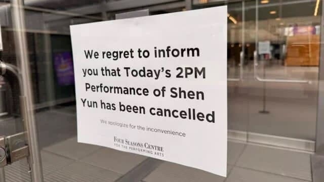 Sebuah tanda terpasang di pintu depan Four Seasons Performing Arts Center pada 29 Maret 2026, menjelang pertunjukan ketiga Shen Yun yang dijadwalkan di Toronto. (Cynthia Sun/Pusat Informasi Falun Dafa)
