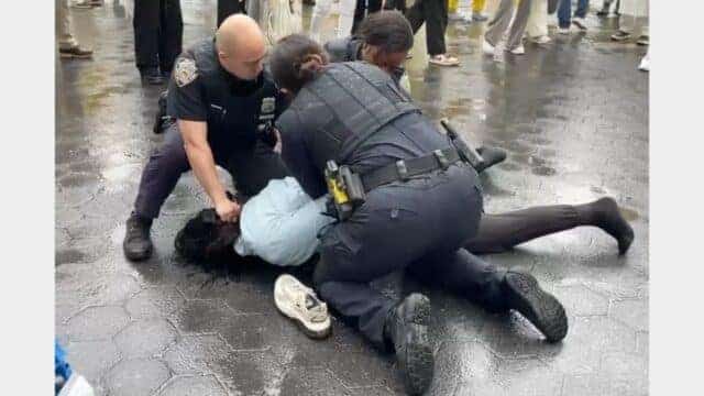Petugas NYPD menahan seorang pria yang mengacaukan perayaan Hari Falun Dafa Sedunia di Union Square di Manhattan pada 9 Mei 2026. (NTDTV.com)