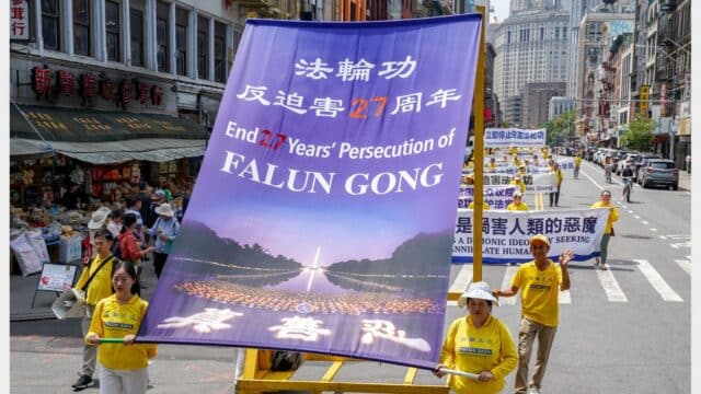 Praktisi Falun Gong berparade di Chinatown, Manhattan, New York pada 19 Juli 2026. (Jingyi Zhang/Epoch Times)