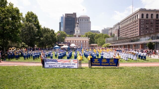 Tian Guo Marching Band, yang beranggotakan praktisi Falun Gong, tampil di depan Independence Hall pada 3 Juli. (Foto: Dai Bin)