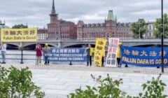 Pada 4 Juli 2026, praktisi Falun Gong Swedia menggelar aksi di depan Gedung Pemerintah Swedia di tengah kunjungan Menteri Luar Negeri PKT Wang Yi ke Swedia (Minghui)