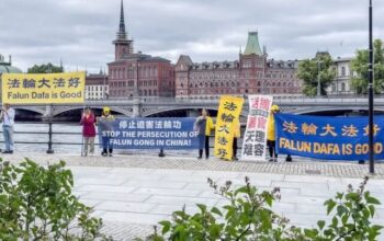 Pada 4 Juli 2026, praktisi Falun Gong Swedia menggelar aksi di depan Gedung Pemerintah Swedia di tengah kunjungan Menteri Luar Negeri PKT Wang Yi ke Swedia (Minghui)