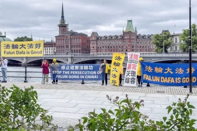 Pada 4 Juli 2026, praktisi Falun Gong Swedia menggelar aksi di depan Gedung Pemerintah Swedia di tengah kunjungan Menteri Luar Negeri PKT Wang Yi ke Swedia (Minghui)