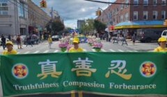 Para praktisi Falun Gong mengadakan parade di Eighth Avenue di Brooklyn, New York pada 23 Agustus 2026. (Foto: Tim Lotus)