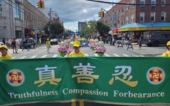 Para praktisi Falun Gong mengadakan parade di Eighth Avenue di Brooklyn, New York pada 23 Agustus 2026. (Foto: Tim Lotus)