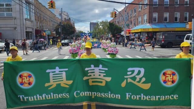 Para praktisi Falun Gong mengadakan parade di Eighth Avenue di Brooklyn, New York pada 23 Agustus 2026. (Foto: Tim Lotus)