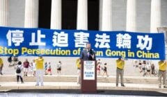 Anggota DPR Pat Ryan berpidato dalam acara aksi damai tahunan menuntut penghentian penindasan Partai Komunis Tiongkok terhadap Falun Gong di depan Lincoln Memorial, Washington, 23 Juli 2026. (Dai Bing/Epoch Times)