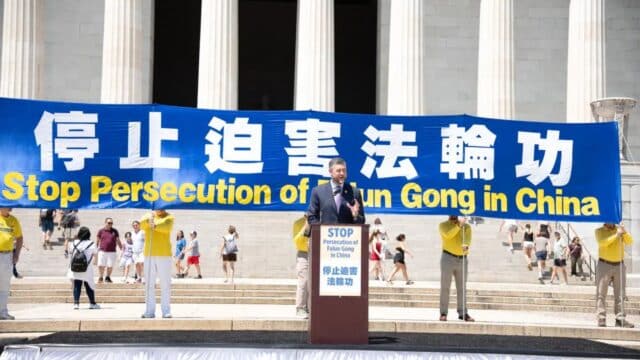 Anggota DPR Pat Ryan berpidato dalam acara aksi damai tahunan menuntut penghentian penindasan Partai Komunis Tiongkok terhadap Falun Gong di depan Lincoln Memorial, Washington, 23 Juli 2026. (Dai Bing/Epoch Times)