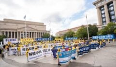 Praktisi Falun Gong menggelar aksi damai di U.S. Navy Memorial Plaza, Washington, pada 24 September 2026, menuntut penghentian penganiayaan oleh Partai Komunis Tiongkok di tengah kunjungan kenegaraan pemimpin Tiongkok Xi Jinping. (Foto: Samira Bouaou/The Epoch Times)