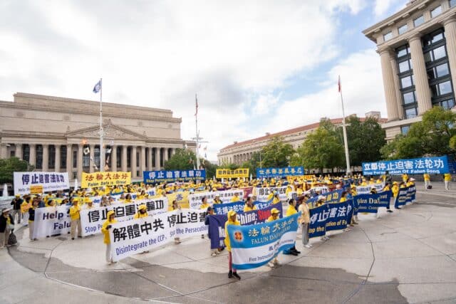 Praktisi Falun Gong menggelar aksi damai di U.S. Navy Memorial Plaza, Washington, pada 24 September 2026, menuntut penghentian penganiayaan oleh Partai Komunis Tiongkok di tengah kunjungan kenegaraan pemimpin Tiongkok Xi Jinping. (Foto: Samira Bouaou/The Epoch Times)